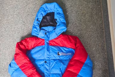 Down jacket by Nepal Hiking Team keeps you warm even in -20°C.