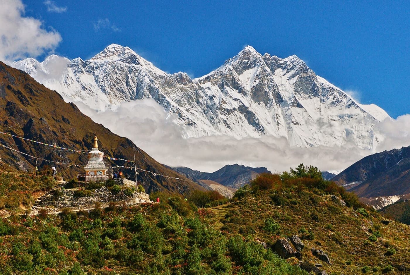 Rek to Tengbuche with beautiful Stupa and Mountain