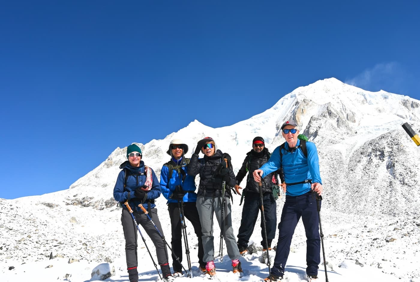 5 trekkers around Manaslu